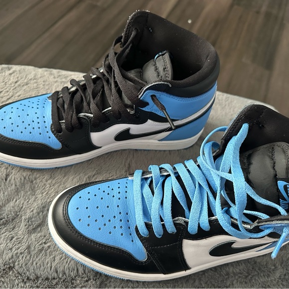 Nike Air Jordan 1 Retro High OG UNC - Picture 9 of 10
